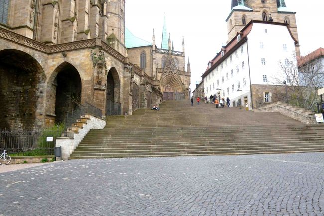 きっと内部も素敵でしょうね。<br />でも大聖堂に入るには、この階段を登らなければならないのよね。<br />ワイマールの街歩きで疲れはてた私の足は、もういいよって言っています。<br />