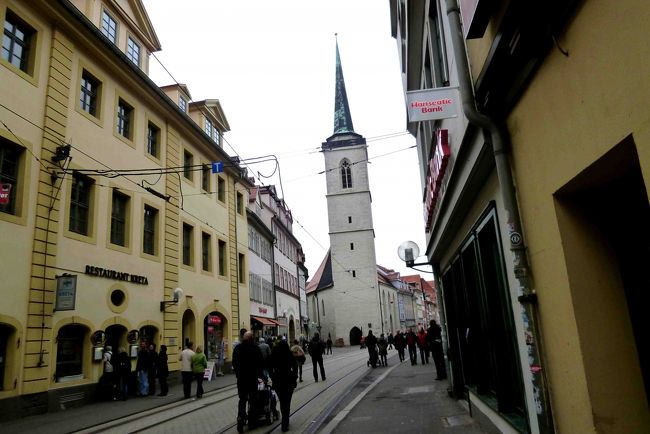 角に建っている教会は、諸聖人教会（アラーハイリゲンキルヒ）<br />