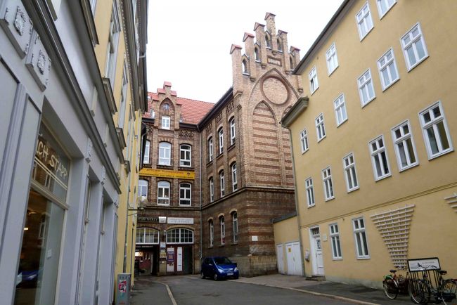 その先をさらに進むと、面白い屋根の建物が・・。<br /><br />よく目を凝らすとこれ全部レンガで出来ています。<br />1874年に築造。<br />