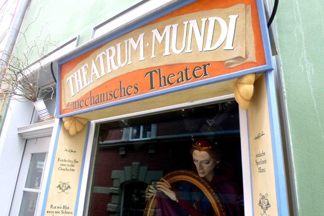 ちょっとだけウィンドウショッピングを。<br /><br />ここは劇場？<br />