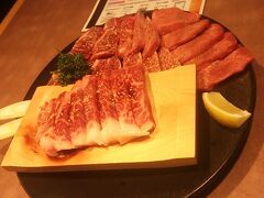 夕食は山形の知人と焼肉。山形と言えば果物のイメージですが肉も実は有名なんだそうです（友人談）
そんなわけで焼肉を食べに　王様の焼肉くろぬま　で王様盛りを食べました。この肉、美しいです。