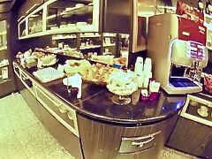 更に...食べ物は、ポンジケージョ（ブラジルの特徴的なチーズパン）系の小さなスナックしか置いてません...。



