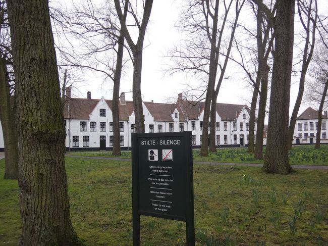 ベルギー・ブルージュ<br />世界遺産『ベギン会修道院』（Begijnhof）<br /><br />フランドル地方に広く残るベギン会修道院跡です。<br /><br />レンガの壁に囲まれ、外界と遮断されたような<br />ベギン会修道院の中庭で、一歩足を踏み入れると、<br />静寂が支配し、神聖な空気に包まれています。<br /><br />「SILENCE」（静寂）の立て看板が立てられています。