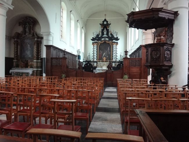 バロック様式の中央祭壇に飾られているのは、<br />十字架に架けられたキリストの前で膝まついている<br />ベギン会の守護聖女エリザベスを描いた絵画です。<br /><br />やはり小さくて見づらいですね・・・。<br />ズームをした写真がなく申し訳ありません。m(_ _)m