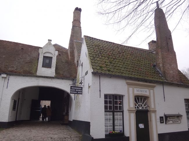 博物館『ベギン会修道院の家』（Begijnenhuisje）<br /><br />ベギン会修道院の入口近くには、当時の<br />ベギン会修道女たちの住まいが博物館になっています。<br /><br />玄関ホール、フランドル風台所、サロン、小回廊、寝室、<br />食堂からなる実に質素でひっそりとした佇まいです。