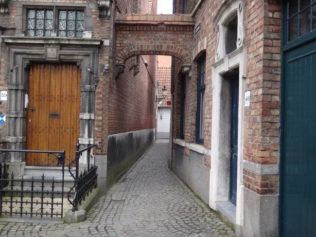 ブルージュ歴史地区には、イタリアのヴェネツィア<br />のように、この写真のような狭い抜け道の路地が<br />幾つもあります。