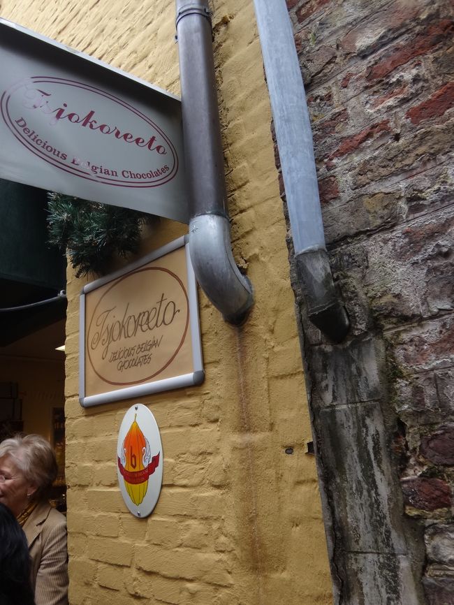 ベルギーチョコレート【Tsjokoreeto】<br /><br />狭い路地の途中にベルギーチョコレートショップ<br />【Tsjokoreeto】がありました。<br /><br />どうやらこのチョコレートショップは、<br />「朝だ！生です旅サラダ」（略称：旅サラダ）<br />のテレビ番組で紹介されたようで、<br />ブルージュでは人気のチョコレートショップだそうです。<br /><br />やはりテレビの影響力は凄いですねぇ〜。<br /><br />http://asahi.co.jp/tsalad/monthly/20110611.html