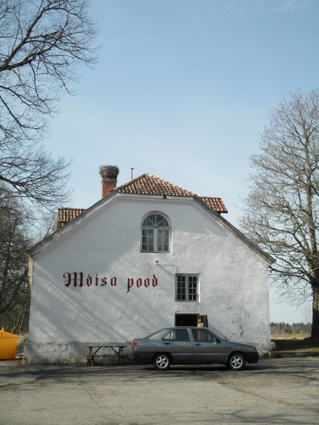 　朝８時にホテルの前で、ガイドさんと待ち合わせ。<br /><br />　ガイドさんは両親がエストニア人、幼少期をイギリスで過ごして、カナダに移住しエンジニアをしていたけど、エストニアに戻ってガイドをしている人。<br /><br />　ミニバスツアーを予約したけど、私たち２人だけだったらしく普通の乗用車。<br /><br />　途中、博物館に立ち寄り、ラヘマー国立公園について簡単なレクチャーを受けた後、昔の領主の館へ。<br /><br />　駐車場にある建物の煙突の上にはコウノトリの巣が。