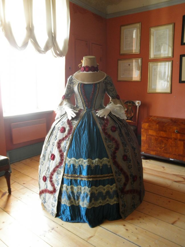 　昔の貴婦人の服もいいけど