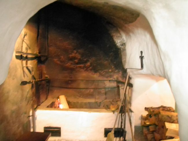 　厨房。<br /><br />　獲った獲物を丸焼きにするところ。