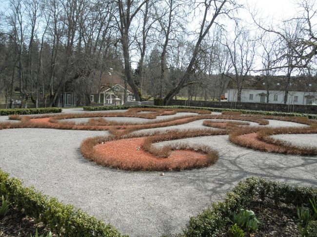 　庭園に出てきました。<br /><br />　丸いデザインがフランス式で、