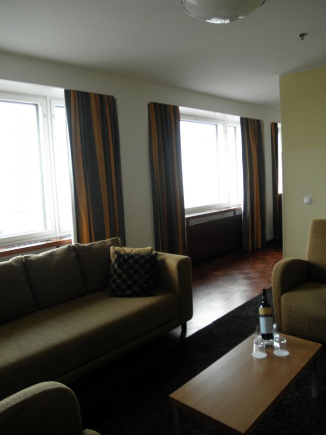 　ということで、ツアー終了。<br /><br />　最終日のお宿は「ヴィル（Sokos hotel Viru)」<br /><br />　本来は、この日はヘルシンキに移動するつもりでヘルシンキの宿を予約していましたが、ドイツにいるときに急にタリンにもう一泊したくなり、ヘルシンキの宿をキャンセル。<br />　<br />　タリンの宿を探したら、旧ソ連の戦勝記念日で空きが全くなく、やっとここが取れたというホテル。<br />　