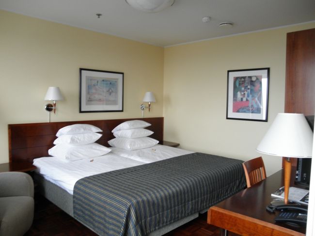 　しかし、そんな事情があるとはいえ、珍しくちゃんとしたホテルに泊まるので、興奮して部屋の写真撮ってますが。