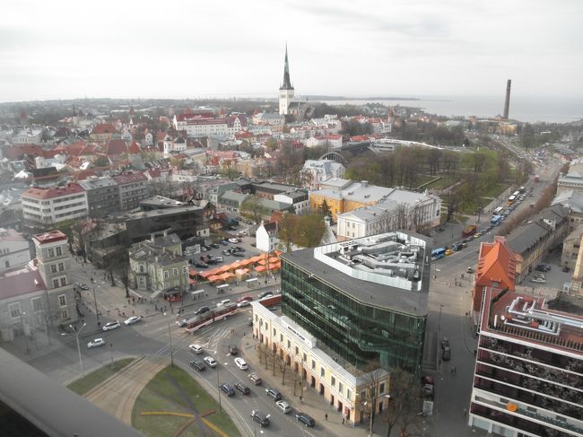 　高層ビルなので街を見下ろすとこんな感じ。<br /><br />　タリンはエストニアの首都なので、旧市街を出ると、結構大きな都市。
