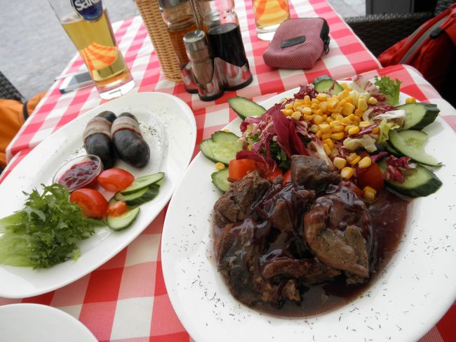 　エストニア最後の晩餐は、猪肉の煮込みとエストニア名物、血のソーセージ。<br /><br />　猪肉は意外に癖もなく、硬くもなく、おいしい。血のソーセージは、押し麦が混じっていて、中身はポロポロ。もちろん臭みもあるけど、そんなには悪くないかな。