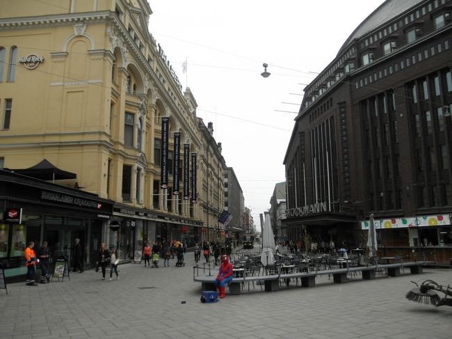 　フライト時間までお昼ご飯がてらフラフラ。<br /><br />　なんだか町の建物がデカい気がするのは気のせい？