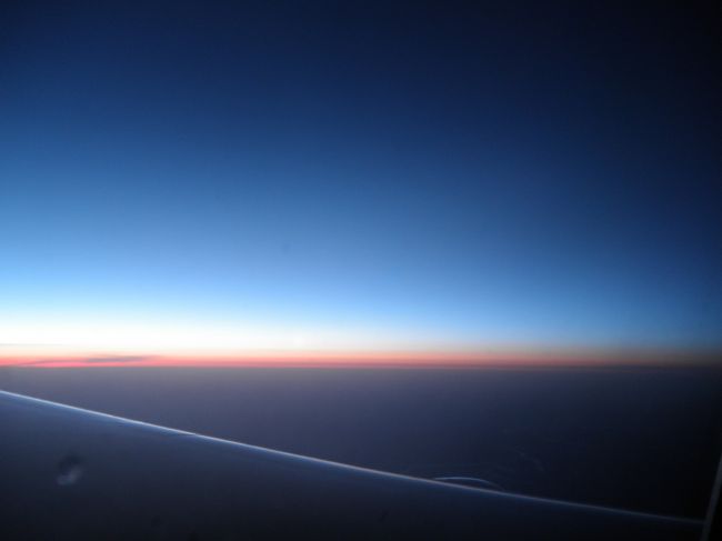 　飛行機からの光景。白夜？<br /><br />　今回、初めてヨーロッパに行ったわけですが、感じたことを３点ほど。<br />　　１　物価高い。<br />　　２　快適に旅行できる（イライラしない）。<br />　　３　思ってたよりはご飯がおいしい。<br />　<br />　今度はバルト三国を列車で走破とかしてみたいなあ。ということで初ヨーロッパ旅行記は終了です。