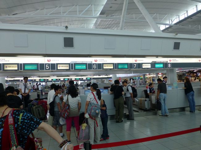 福岡空港国際線ターミナルに到着しました。<br /><br />さすがにお盆だけあって、かなり混雑していました。