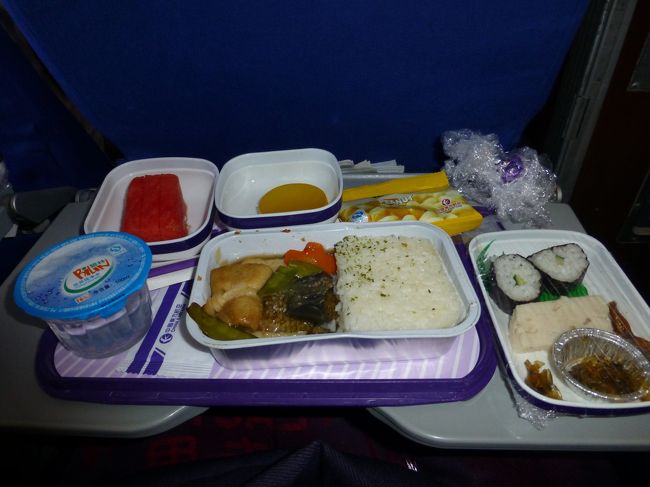 不安その２がＭＵの機内食です。<br /><br />機内食ドットコムやフライチームでもかなり不評だったので心配していましたが、意外と？それなりに食べられて安心しました。<br /><br />ただ、カッパ巻きはお米が硬くなっていて、大人でも少し気が引けるような状態でしたが、カッパ巻きが大好物の次女は全く気にせずがつがつ食べています。<br /><br />いい子に育って良かったなーとあらためて感心しました(笑)