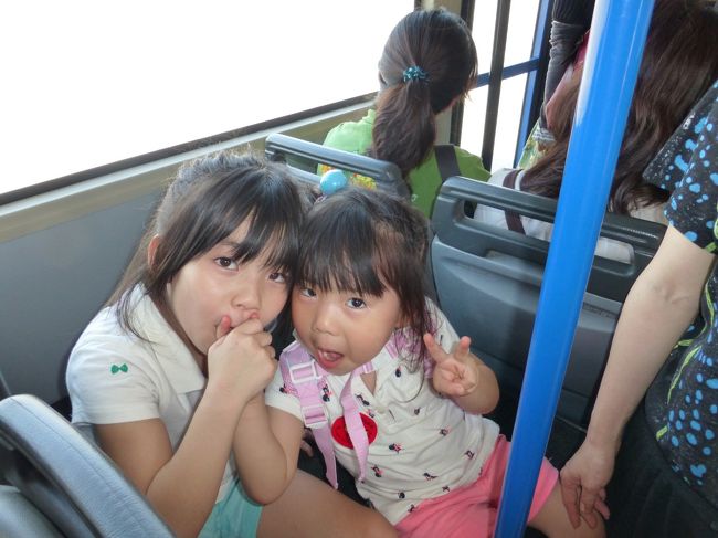 上海浦東空港に到着しました。<br /><br />バスでターミナルへ向かいます。<br /><br />不安その３が中国国内でのトランジットです。<br /><br />さすがに入国審査は不要（以前はトランジットでも必要だったとのこと）みたいですが、トランジット時間が少ない中、はたしてスムーズに進むのか・・・<br /><br />