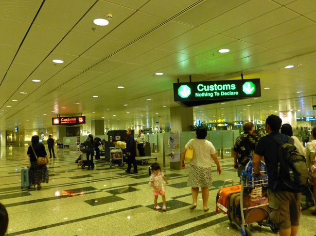 不安その５、シンガポールにタバコは無税で持ち込めるのか？<br /><br />タバコを持っていたので、税関の要申告に進んだところ、スーツケースをＸ線に通すように指示されただけで、特にお咎めなし。<br /><br />係員が進んで良いというので、タバコを持っている旨説明しましたが、１箱ならＯＫと言われたので安心して通過しました。<br /><br />ちなみに、申告不要に進んでも、たまに抜き打ちでＸ線検査をさせられる（主にスーツケースが対象とのこと）ことがあるみたいです。<br />
