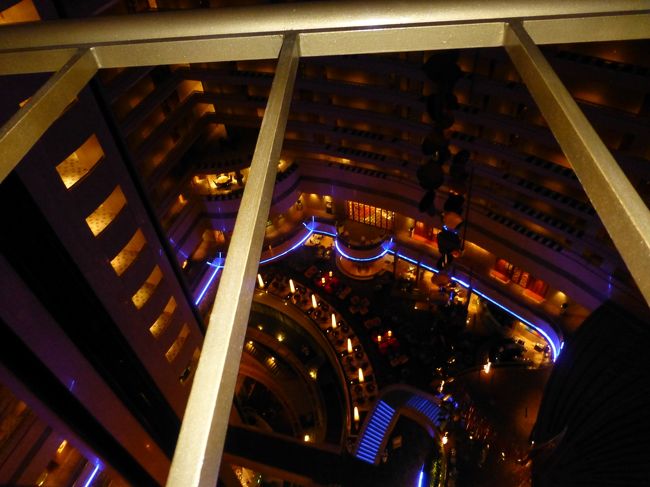 部屋は１６０４号室です。<br /><br />吹き抜けがゴージャスで良い感じです。<br /><br />