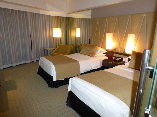 ようやく部屋に到着しました。<br /><br />一番安いグレードで予約していましたが、プレミアルームに無償アップグレードしてもらえました。<br /><br />なかなか広くて綺麗です。<br /><br />ちなみにＴＶはＮＨＫも視聴可能でした。