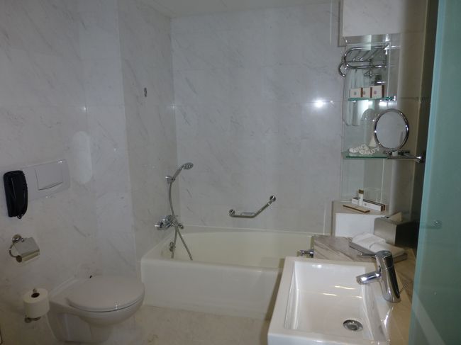 バスタブは浅めですが、横方向が広くて、足を伸ばせてくつろげます。