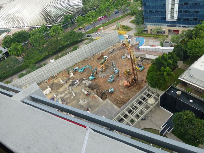 １日目の到着が夜中だったこともあり、２日目の午前中はゆっくりするつもりでしたが、工事現場の騒音で目が覚めてしまいました。<br /><br />ホテル隣接のマリーナスクエアを増床しているようです。<br /><br />ちなみに施工は日本の清水建設でした。<br /><br />日本企業が海外で頑張っているのを見ると嬉しいですね。