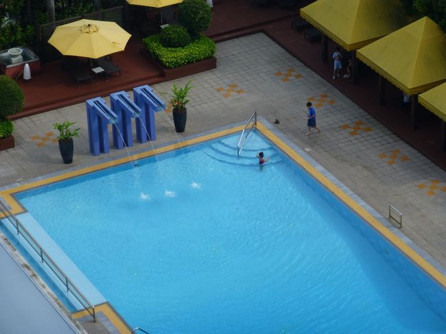 ベランダからホテルのプールが見えます。