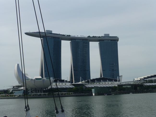 ホテルから５分ほど進むと、マリーナベイサンズが見えてきました！