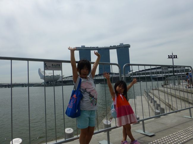 絶景ですねー。<br /><br />お決まりのマリーナベイサンズを持ちあげるポーズ。<br /><br />次女の手が届いていません(笑)