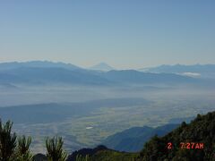 大町の町と遠くに小さく富士山が見える。2日７時２７分