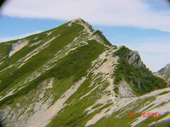 １０時５３分　唐松岳山頂に小さく人が。ピストで唐松岳２６９６メートルに向かう。唐松の山頂から能登半島がクッキリと見える。