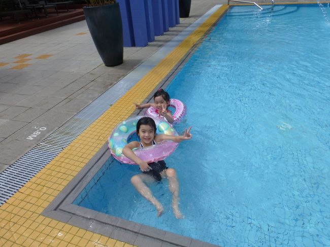 プールのすぐ横に更衣室やシャワーもあり、タオルも借りられました。<br /><br />子供用の水深が浅いプールもあり、安心して遊べます。<br /><br />日本から持参した浮き輪も使えました。<br /><br />