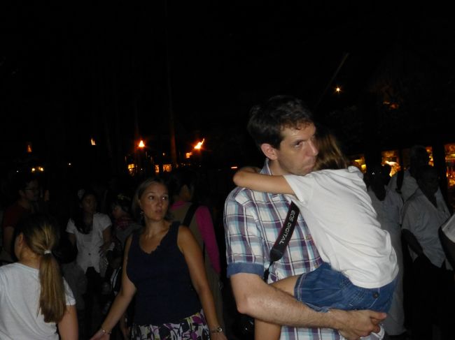 チケットを購入後、チケットカウンターのすぐそばにある日本語トラムカウンターでトラムを予約して園内へ進みます。<br /><br />既に２０時を過ぎていますが、園内は大混雑です。