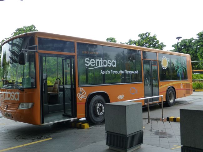 タクシーの運転手に「マリンライフパークに行ってくれ」と伝えていましたが、運転手が道を知らず、なぜかビーチステーションに連れて行かれる羽目に・・・<br /><br />ちなみに、ここでもコーヒーショップの無料wi-fiが利用できて助かりました。<br /><br />ビーチステーションのすぐそばにシロソ砦という戦跡があるとのことで、歴史＆戦争系大好きな血が騒ぎ、予定を変更して島内無料バスで向かうことにしました。<br /><br />