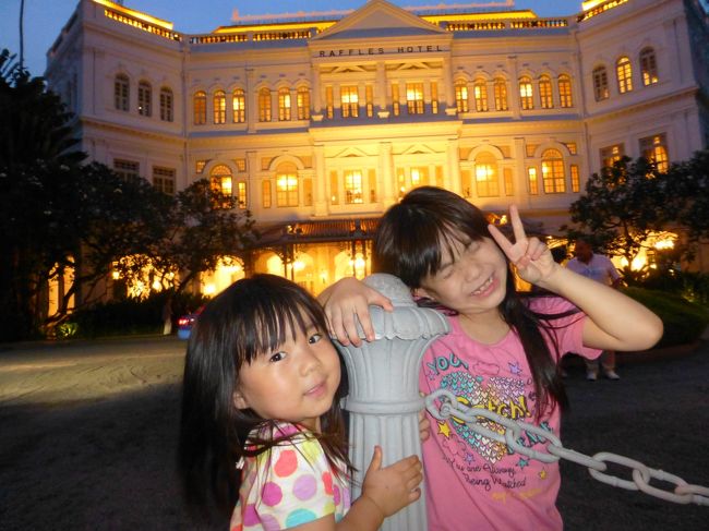 ホテルに戻って一休みしたあと、徒歩でラッフルズホテルへ。