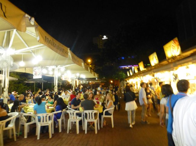 ショーを見学した後は、エスプラネードシアター横のホーカーズへ。<br /><br />現地でもかなり人気らしく大混雑です。<br /><br />