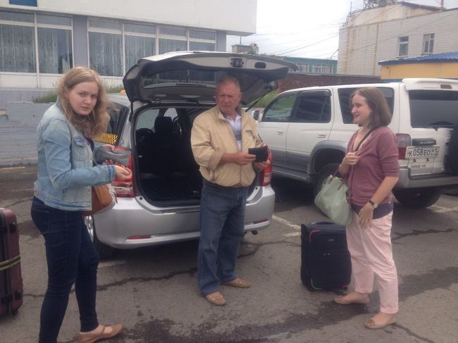 3人ともテンションが下がっていましたが、今度は市内に向かうためにタクシーの交渉です、何か悪い予感がしましたが500ルーブルのところを日本人がいたばっかりに1000ルーブルとこの運ちゃんはいやがる！、オクサナが仕方がないよと言う！