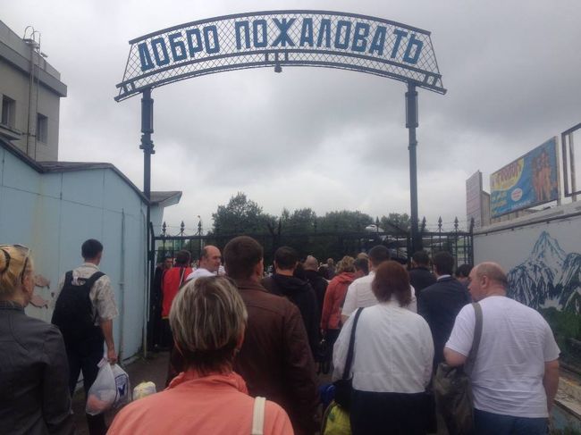 カムチャツカ空港のアライバルはなんと屋外です、びっくりです！