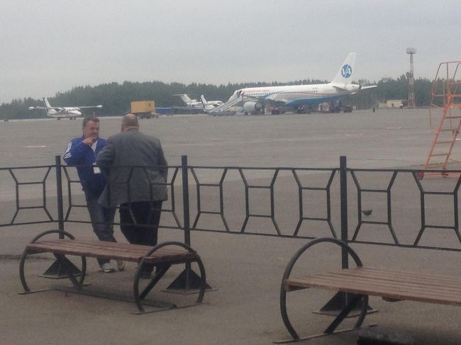 カムチャツカ空港到着した時のシステムが変でしたが出発するときもやはり変です、なんと！ボーディングパスを搭乗口で変えるのです、しかも待合室から滑走路に出れるのですおまけに犬も散歩していました、笑…>_<…