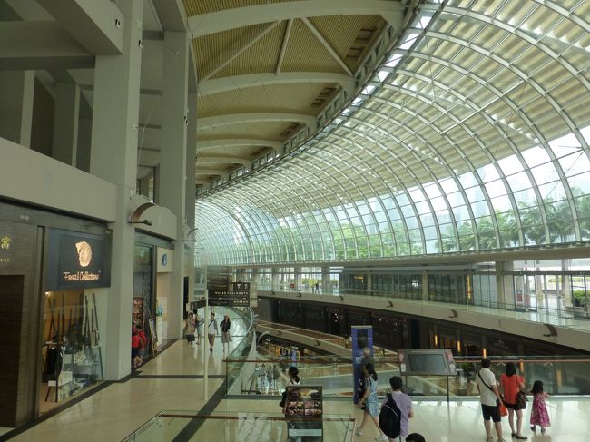 マリーナマンダリンから２０分ほど歩いて、ようやくショップスアットマリーナベイサンズに到着。<br /><br />めちゃくちゃ広い＆次女を抱っこして歩いたので、かなり疲れてきました・・・