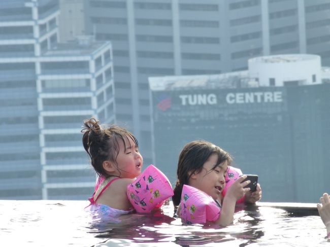 続いて大人用のプールへ。<br /><br />水深が１２０ｃｍあり、残念ながら子供たちは足が届きません・・・<br /><br />日本から持参した浮き輪は使えないとのことで、プールサイドのショップで腕にはめるタイプの浮き輪を６ドルで購入しました。<br /><br />しかしすごい景色ですねー。