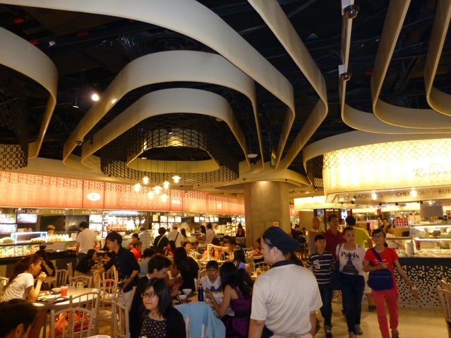 大満足で部屋に戻った後、食事へ向かいます。<br /><br />ショップスアットマリーナベイサンズのフードコートへ。<br /><br />いろんな種類のお店があって大混雑です。<br /><br />ショップスアットマリーナベイサンズは高級店が多いですが、ここならリーズナブルに食事できます。