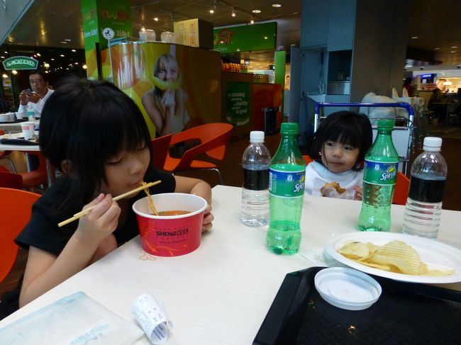 空港内のフードコートで朝食をとります。<br /><br />長女は朝からラーメン、次女はチョコレートドーナツと、二人とも胃袋がかなりタフなようです(笑)