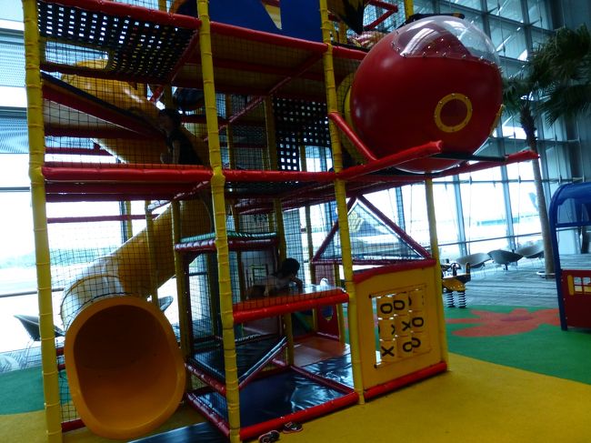 空港内にはキッズルームもあり時間が潰せます。