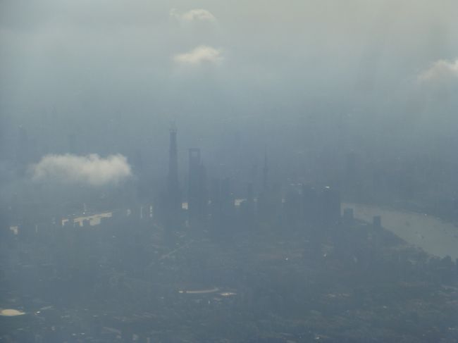 飛行機は約５０分遅れで上海へ。<br /><br />上海中心部の景色が見えてきました。