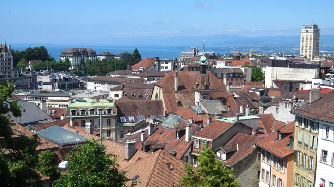 美しい大きな屋根が並ぶ旧市街の景色にうっとり。高い建物は１棟写っているが、古い街並みが大事に維持されているのが分かる。近代的な建物に建て替えることが経済発展と感じる日本人（アジア人も含めて）と考え方が違うのかと、ヨーロッパの町を見るたびに感じる。