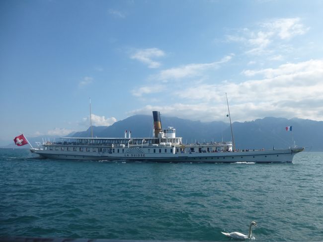 変なところで感心していると、ちょっとノスタルジックなスチーム船がゆっくり目の前を通り過ぎて行った。太陽がだいぶ傾き、靄が消えてすっきりした青空に変わっていた。こんな気持ちの良い雰囲気の中、レマン湖畔のオープンテラスで飲んだビールの味も格別だった。時間に追われない自由旅行の素晴らしさを味わった。明日は、この旅のハイライト、スイスのベルナーオーバーラント（ユングフラウ地域）に向かう。